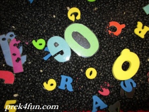 Letter Q preschool art and activities sensory magnetic lettersbin 005 (800x600)